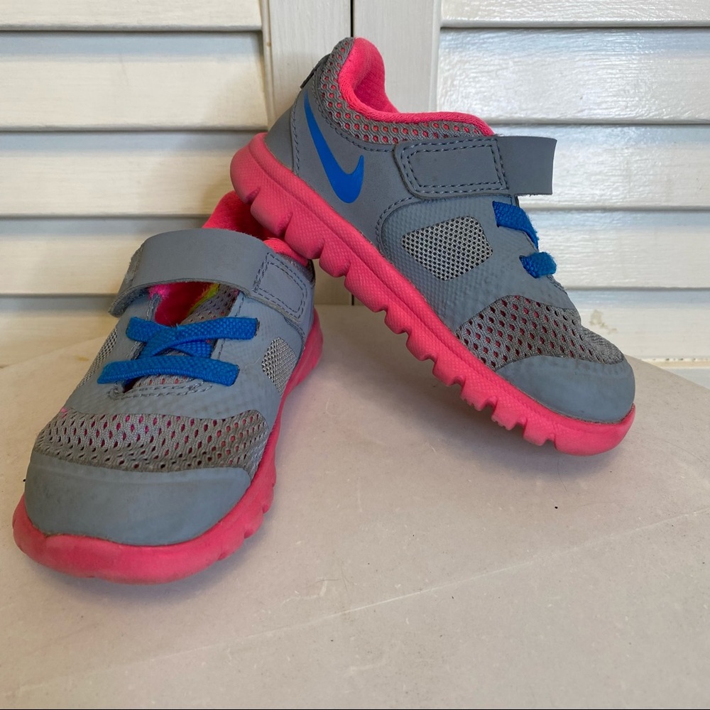 Nike girl toddlers shoes size 6c